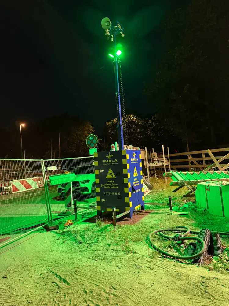 SENTRIX 360 bei Nacht mit grünem Licht