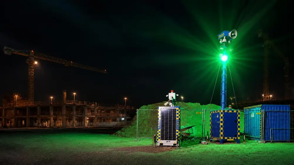 SENTRIX TWIN und SENTRIX SOLAR mit grünem Licht bei Nacht auf der Baustelle